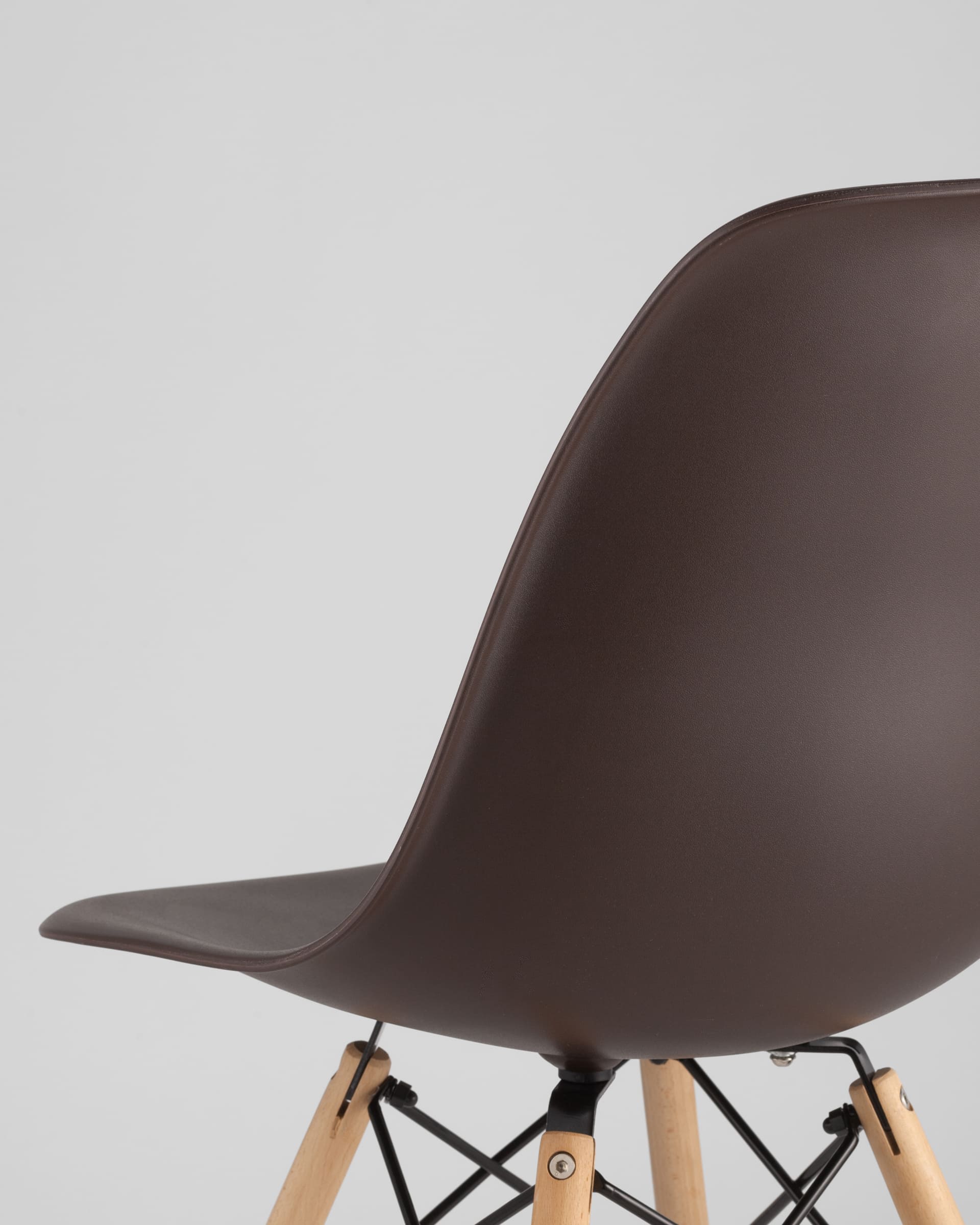 Stul_Eames_DSW_korichnevyj__2__Gray_o873-86