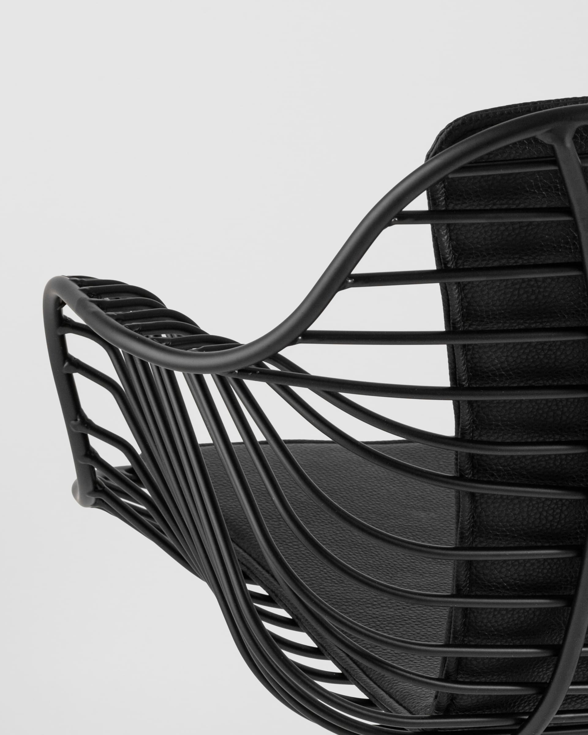 kreslo-thomas-chernoe-s-chernoj-podushkoj_Gray