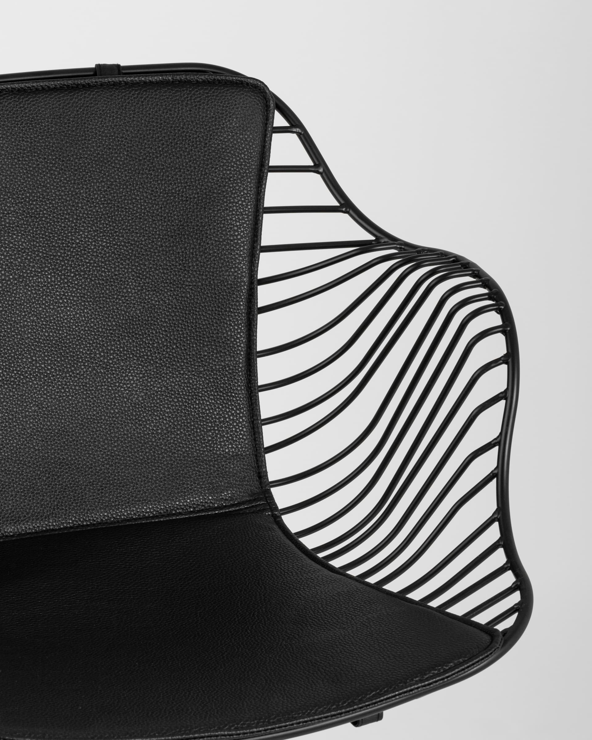 kreslo-thomas-chernoe-s-chernoj-podushkoj_Gray