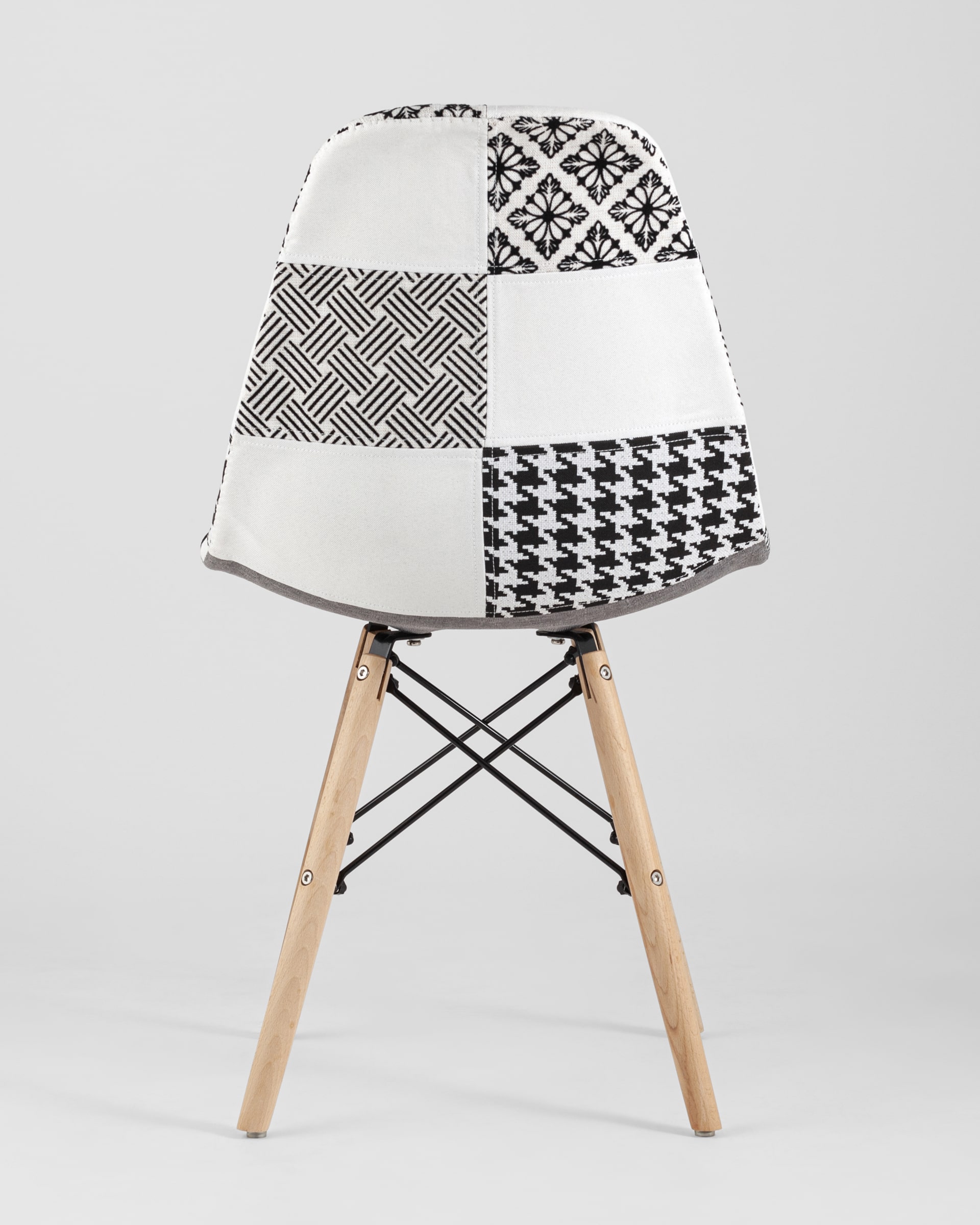 stul-eames-pehchvork-cherno-belyj_Peach__1_-min