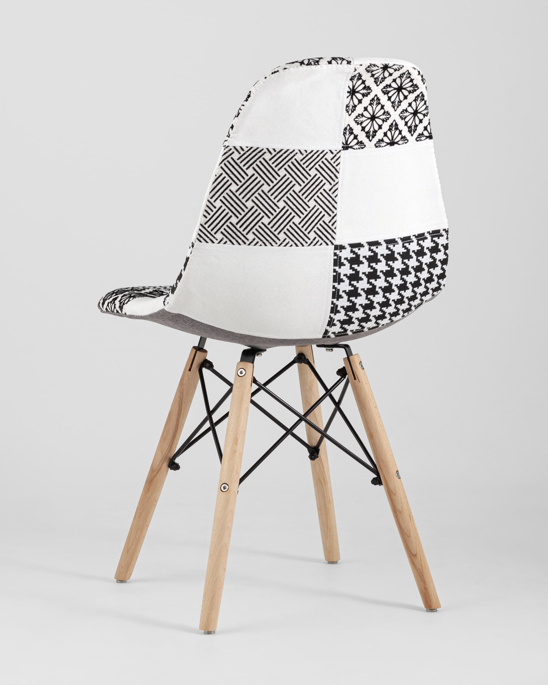 stul-eames-pehchvork-cherno-belyj_Peach__1_-min