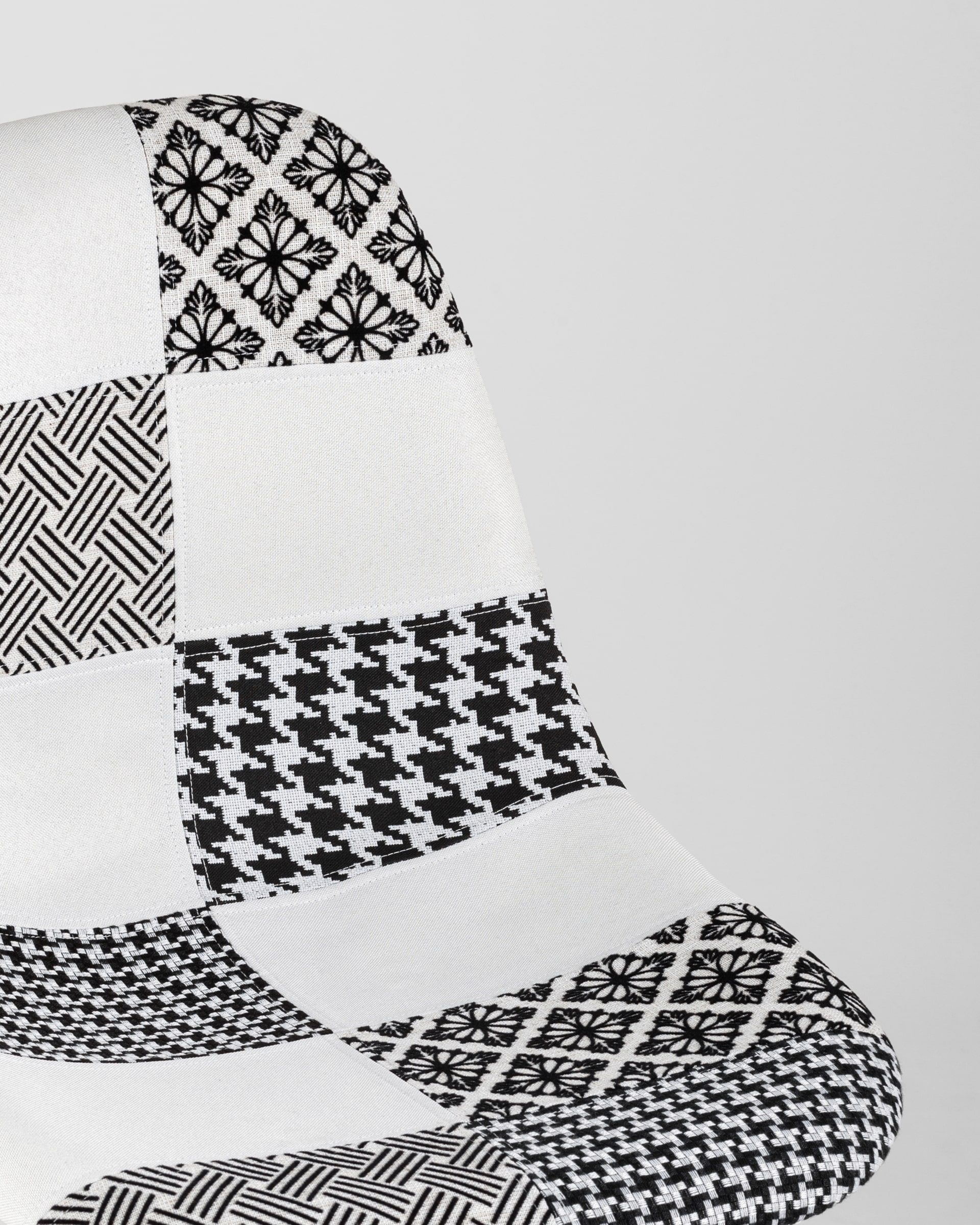 stul-eames-pehchvork-cherno-belyj_Peach__1_-min