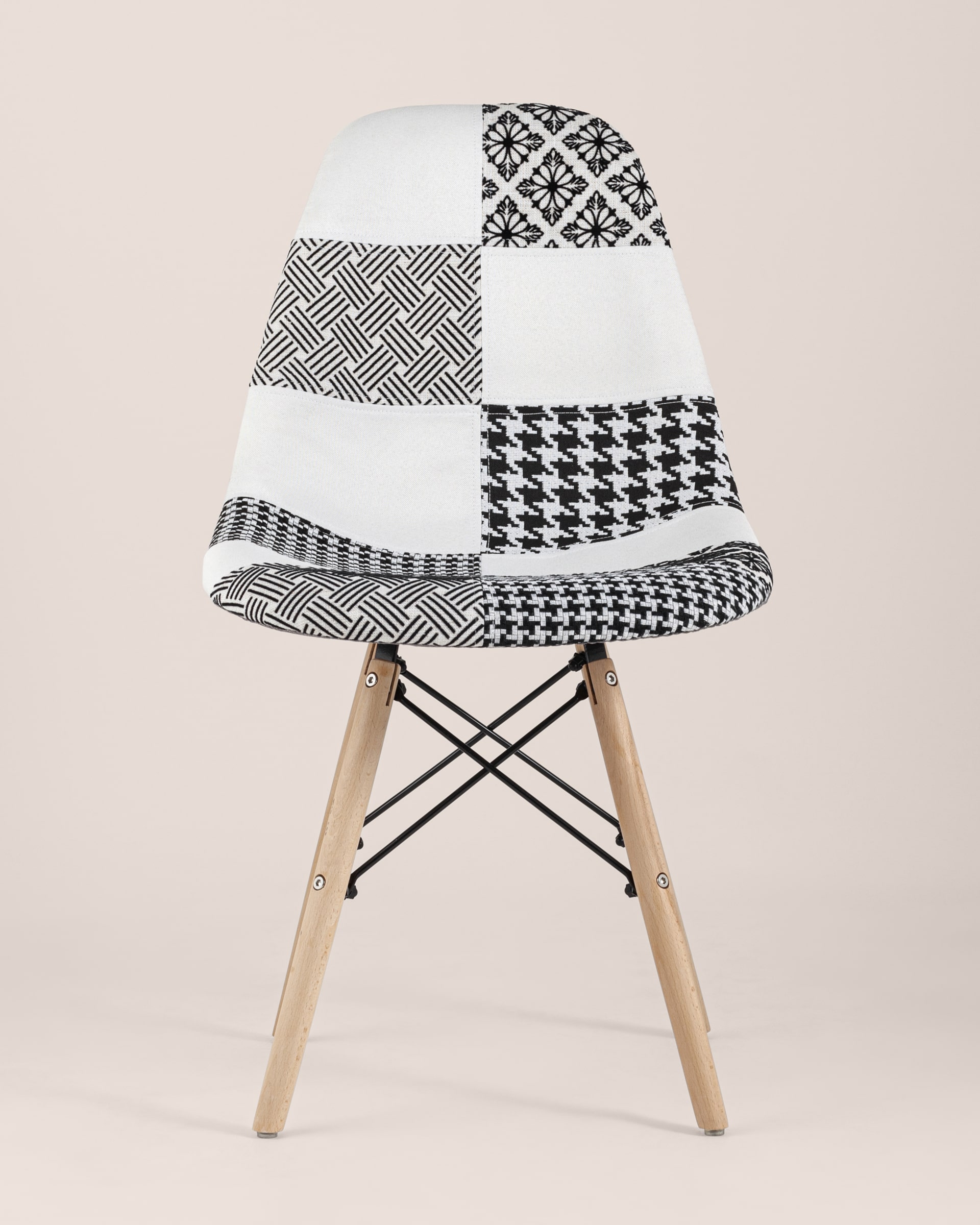 stul-eames-pehchvork-cherno-belyj_Peach__1_-min