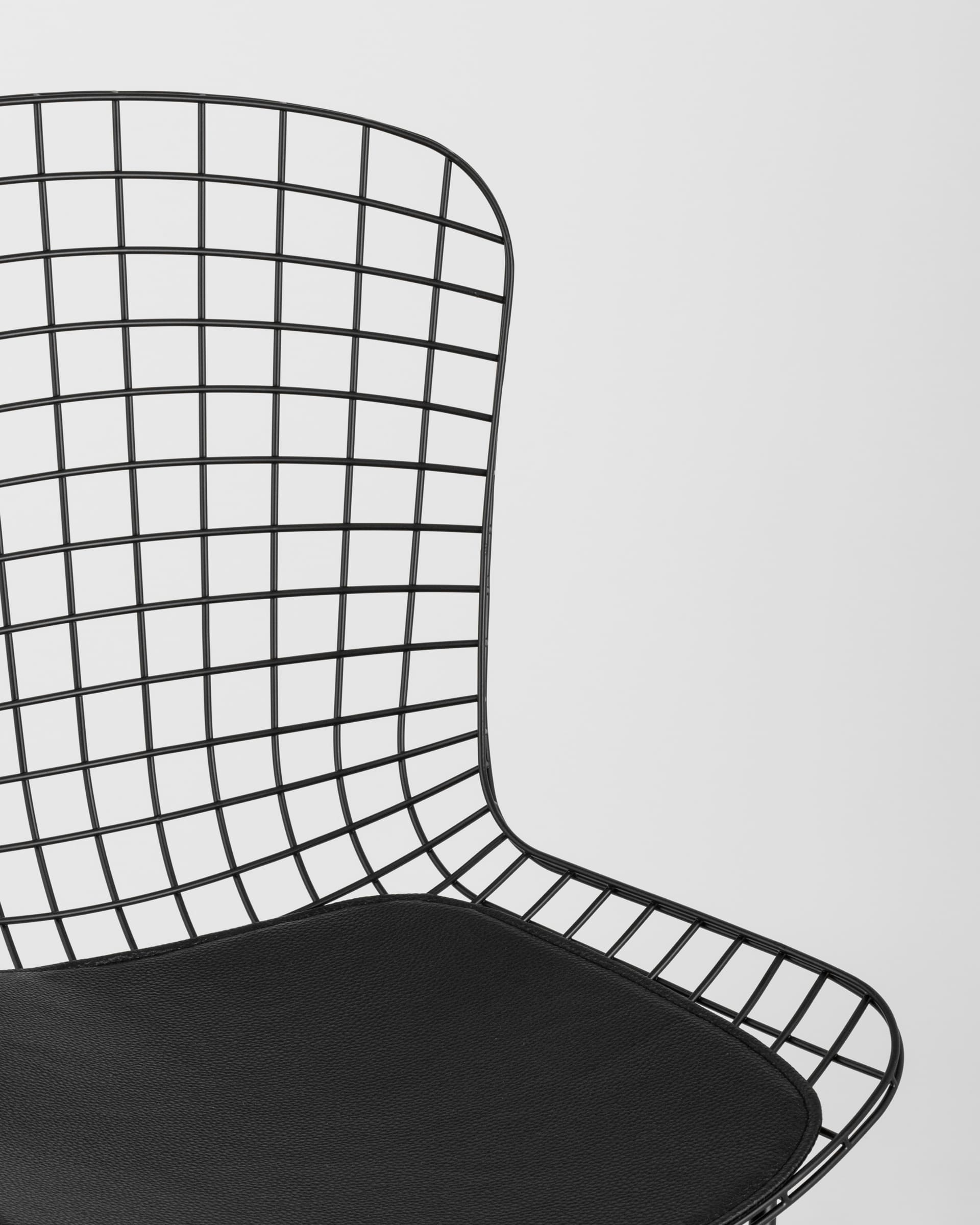 stul-obedennyj-bertoia-chernyj-s-chernoj-podushkoj_Gray