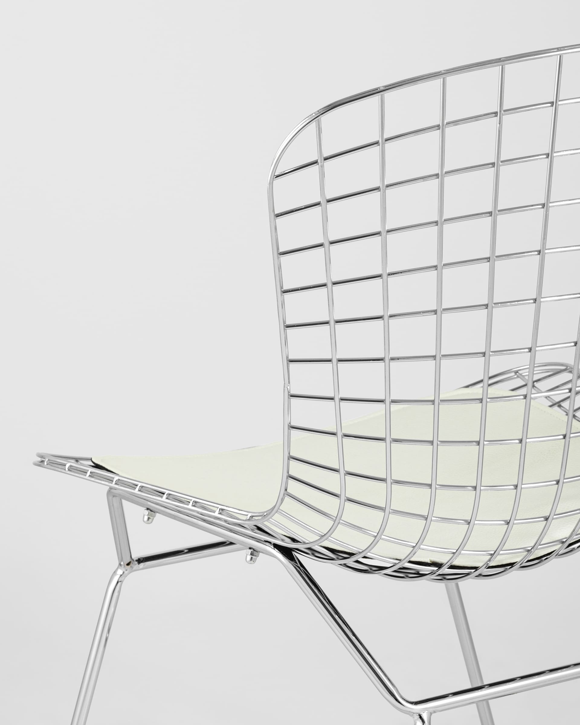 stul-obedennyj-bertoia-hromirovannyj-s-beloj-podushkoj_Gray