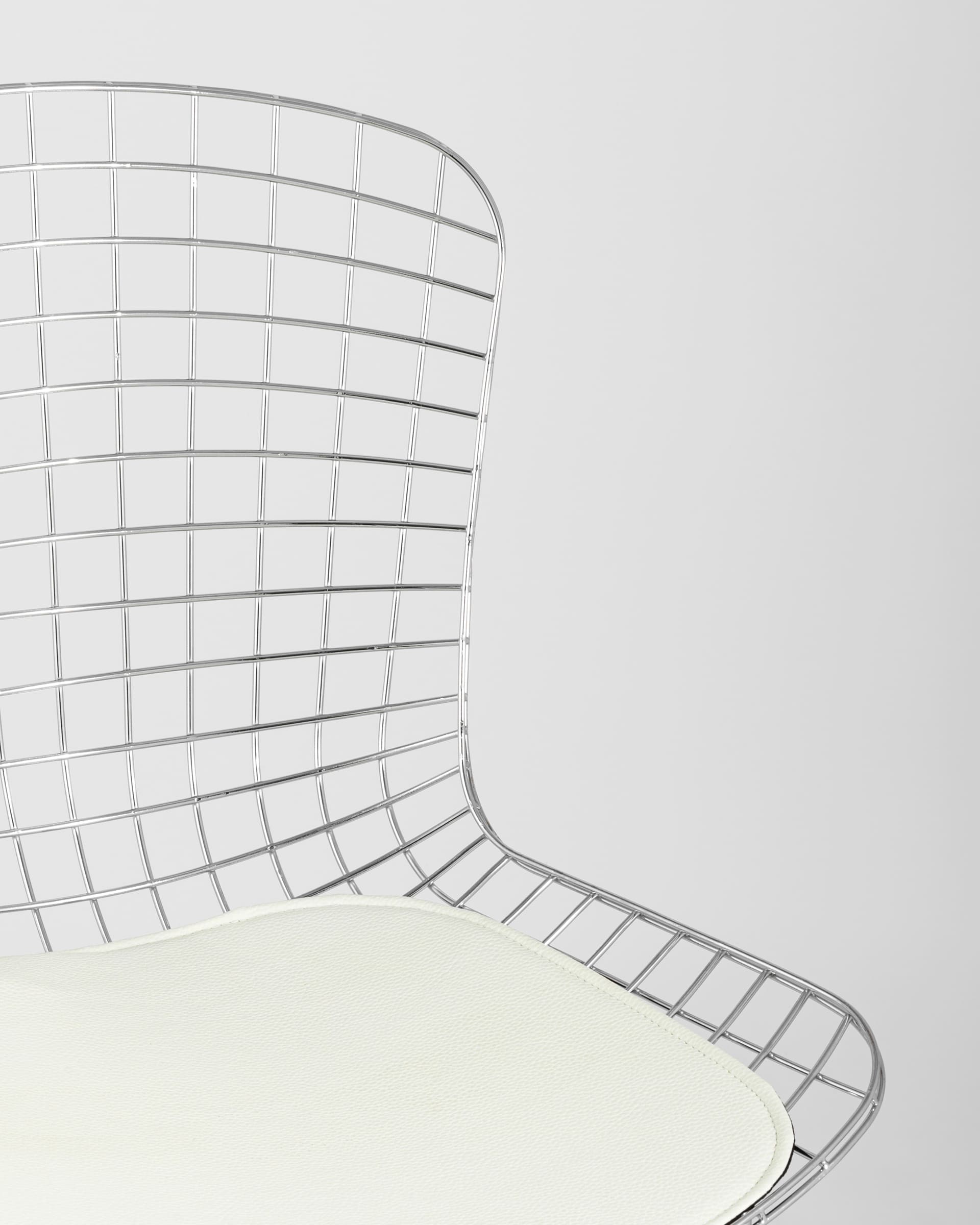 stul-obedennyj-bertoia-hromirovannyj-s-beloj-podushkoj_Gray