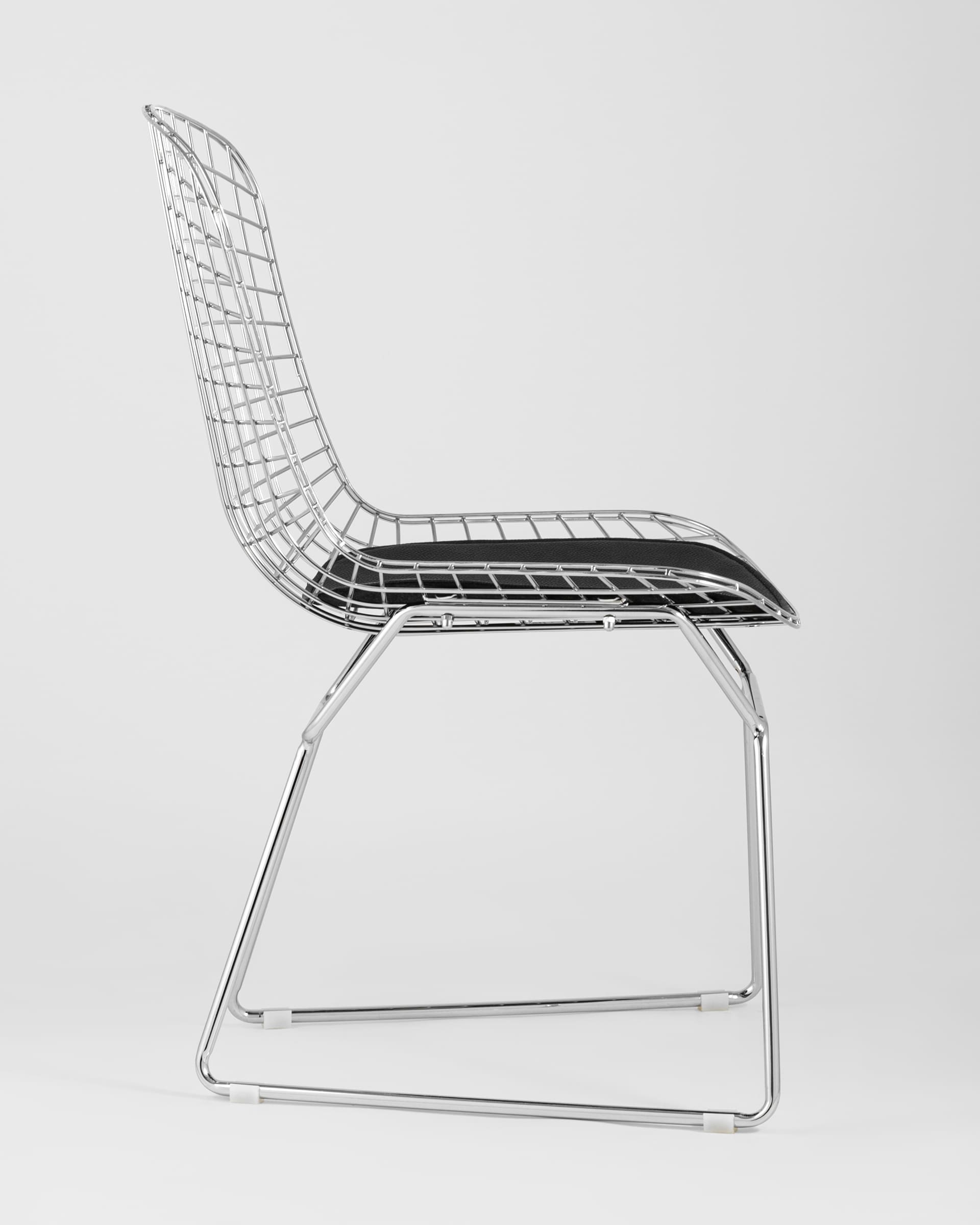 stul-obedennyj-bertoia-hromirovannyj-s-chernoj-podushkoj_Gray