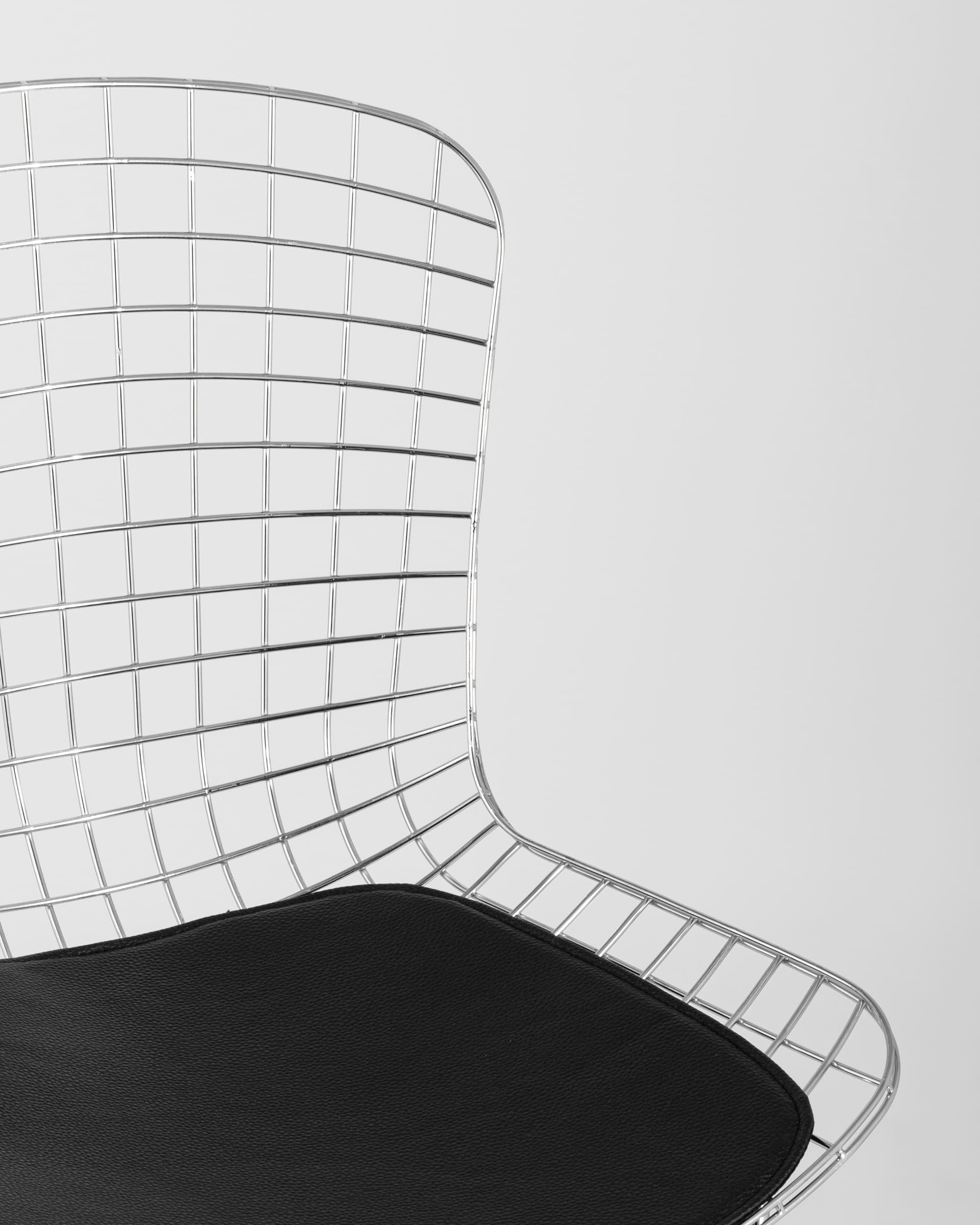 stul-obedennyj-bertoia-hromirovannyj-s-chernoj-podushkoj_Gray