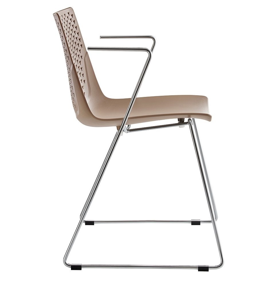 stul-s-podlokotnikami-krajm-korichnevyj