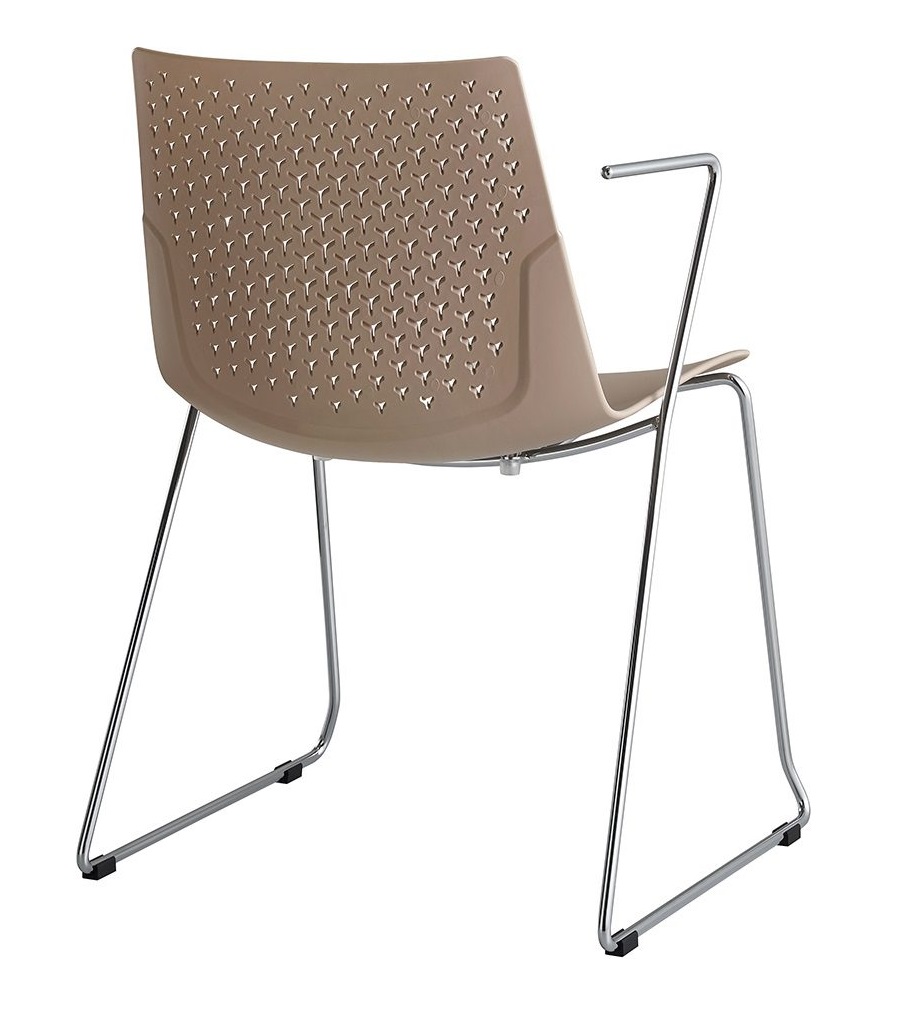 stul-s-podlokotnikami-krajm-korichnevyj